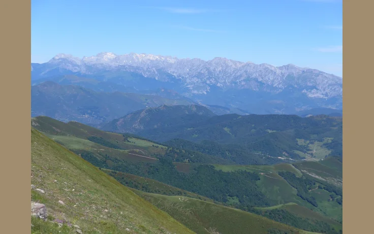 Picos de Europa: Gu&iacute;a de Senderismo, Rutas por Nivel y Equipamiento - imagen ilustrativa